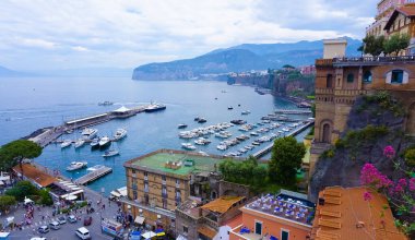 Sorrento 'nun panoramik manzarası, İtalya' daki Amalfi Sahili