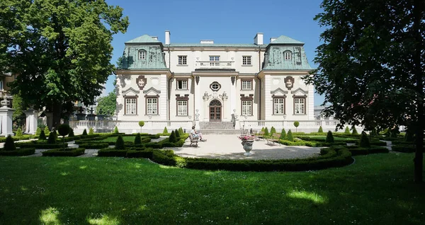 Rzeszow Polônia Maio 2023 Palácio Verão Lubomirski Grama Verde Rzeszow — Fotografia de Stock