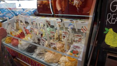 Klasik İtalyan gurme dondurması dükkânda dondurma sergisi.