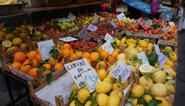 Sorrento, İtalya - 23 Mayıs 2023: Napoli yakınlarındaki Sorrento eski kasabasının sokaklarında Limoncello likörü gibi narenciye esaslı ürün ve hediyelik eşya satan turist dükkanı