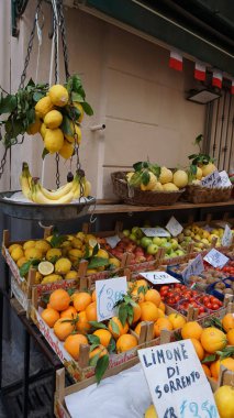 Sorrento, İtalya - 23 Mayıs 2023: Napoli yakınlarındaki Sorrento eski kasabasının sokaklarında Limoncello likörü gibi narenciye esaslı ürün ve hediyelik eşya satan turist dükkanı