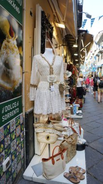 Sorrento, İtalya - 23 Mayıs 2023: Kadınlar için yaz giysileri. İtalya 'da Sorrento sokaklarında indirim