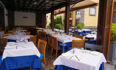 Sorrento, İtalya - 27 Mayıs 2023: Tipik Sorrento restoranı Ristorante Pizzeria L 'Abate tabanlı boş masalar.