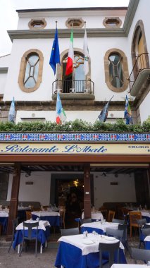 Sorrento, İtalya - 27 Mayıs 2023: Tipik Sorrento restoranı Ristorante Pizzeria L 'Abate tabanlı boş masalar.