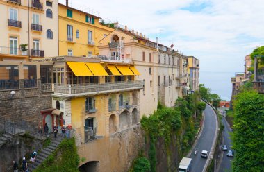 Sorrento, İtalya - 27 Mayıs 2023: Sorrento, İtalya 'nın Amalfi kıyısındaki yazlık manzara içinde denize giden ünlü yol