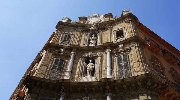 意大利巴勒莫Quattro Canti广场的宫殿立面 — 图库照片