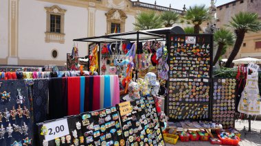 Monreale, İtalya - 26 Mayıs 2023: Monreale, İtalya 'da yerel pazarda geleneksel Sicilya hatıraları