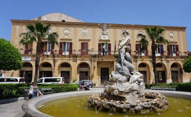 Monreale, İtalya - 26 Mayıs 2023: Monreale, Sicilya, İtalya 'daki Piazza Vittorio Emanuele' de Çeşme Triton