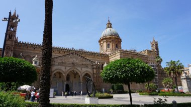 Palermo, İtalya - 26 Mayıs 2023: İnsanlar güzel bir yaz gününde Palermo, İtalya 'daki Palermo Katedrali' nin yakınına gidiyorlar