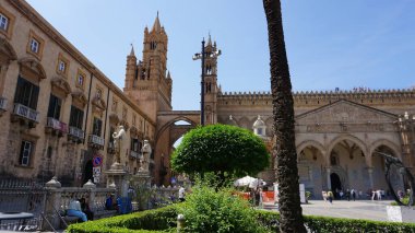 Palermo, İtalya - 26 Mayıs 2023: İnsanlar güzel bir yaz gününde Palermo, İtalya 'daki Palermo Katedrali' nin yakınına gidiyorlar