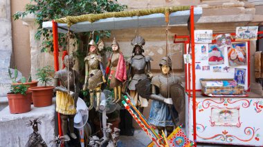 Palermo, İtalya - 26 Mayıs 2023: Marionette bebekleri veya İtalya 'daki Palermo, Sicilya' da geleneksel İtalyan hatıraları.