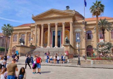 Palermo, İtalya - 26 Mayıs 2023: Teatro Massimo Vittorio Emanuele, daha çok Teatro Massimo olarak bilinir, İtalya 'nın en büyük opera binası olup Avrupa' nın en büyük binalarından biridir..