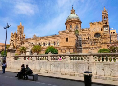 Palermo, İtalya - 26 Mayıs 2023: İnsanlar güzel bir yaz gününde Palermo, İtalya 'daki Palermo Katedrali' nin yakınına gidiyorlar