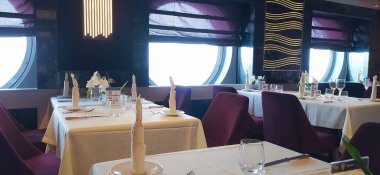 Barcelona, İspanya - 25 Mayıs 2023: Grande Restaurant 'ın içi ve yolcu gemisinde bulunan tabaklar veya İtalya' da inşa edilen en büyük yolcu gemisi olan MSC Grandiosa 'nın amiral gemisi.