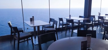 Barcelona, İspanya - 25 Mayıs 2023: İtalya 'da yapılmış en büyük yolcu gemisi olan MSC Grandiosa' nın yolcu gemisinde bulunan boş büfe.