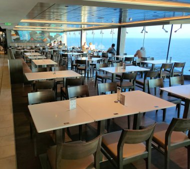 Barcelona, İspanya - 25 Mayıs 2023: İtalya 'da yapılmış en büyük yolcu gemisi olan MSC Grandiosa' nın yolcu gemisinde bulunan boş büfe.