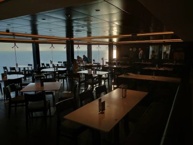 Barcelona, İspanya - 25 Mayıs 2023: İtalya 'da yapılmış en büyük yolcu gemisi olan MSC Grandiosa' nın yolcu gemisinde bulunan boş büfe.