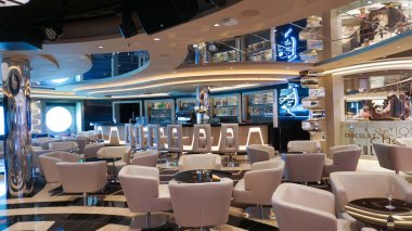 Barcelona, İspanya - 25 Mayıs 2023: İtalya 'da yapılmış en büyük yolcu gemisi olan MSC Grandiosa' nın yolcu gemisinde bulunan Atrium 'daki çikolatanın içi.