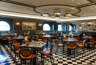 Barselona, İspanya - 25 Mayıs 2023: İtalya 'da inşa edilen en büyük yolcu gemisi olan MSC Grandiosa' nın yolcu gemisinde barın içi.