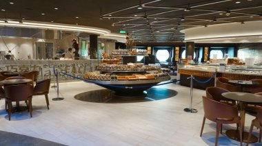 Barcelona, İspanya - 25 Mayıs 2023: MSC Grandiosa yolcu gemisindeki Çikolata ve Kahve Bar.
