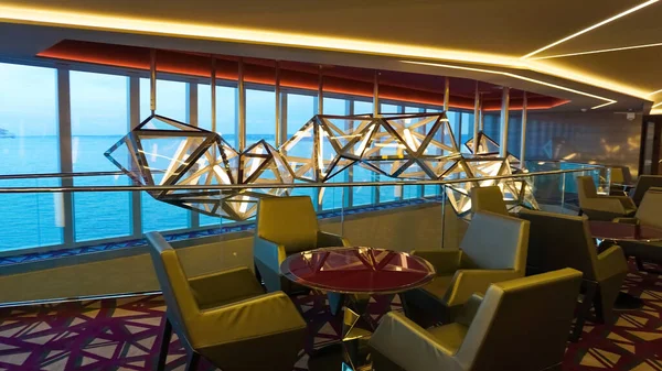 Barselona, İspanya - 25 Mayıs 2023: İtalya 'da inşa edilen en büyük yolcu gemisi olan MSC Grandiosa' nın yolcu gemisinde barın içi.