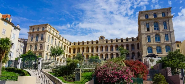 法国马赛 2023年5月29日 在法国马赛Panier区的Intercontinental Marseille酒店 Intercontinental Marseille Hotel Dieu 前发现了一座荣誉道米艺术家雕像 — 图库照片