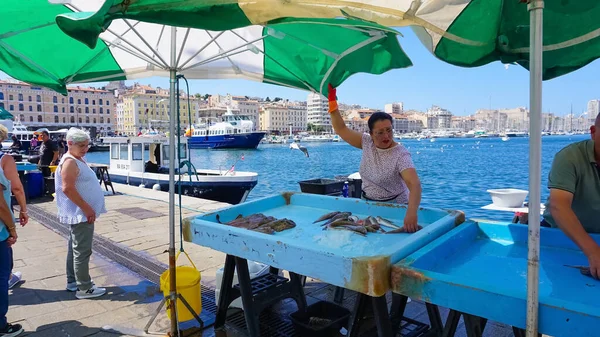 stock image Marseille, France - May 29, 2023: French fisherman selling fresh fish at Vieux Port in Marseille, France. Marseille is France's largest city on the Mediterranean coast and the largest commercial port.