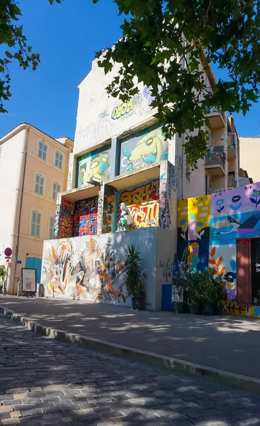 Marsilya, Fransa - 29 Mayıs 2023: Murale, Fransa 'daki Marsilya' da eski liman boyunca inşa ediliyor