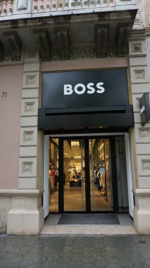 Barselona, İspanya - 25 Mayıs 2023: Hugo Boss ön cephesindeki logo ve tabela. Hugo Boss 'un lüks mağazası. Moda markası