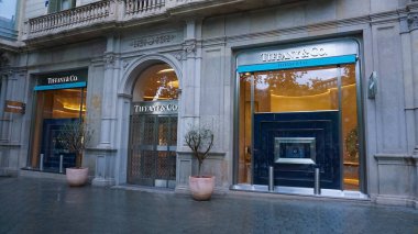 Barselona, İspanya - 25 Mayıs 2023: Tiffany and Co. mağazasının önünde. Tiffany Şirketi bir Amerikan lüks mücevher ve özel perakendecisi..