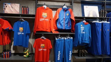 Barselona, İspanya - 25 Mayıs 2023: Barcelona Futbol Kulübü resmi mağazası. İspanya