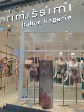 Krakow, Polonya - 21 Mayıs 2023: Intimissimi mağazası. Intimissimi, 1996 yılında kadın ve erkekler için sütyen, külot, iç çamaşırı, yelek, pijama üzerine uzmanlaşmış bir İtalyan giyim markasıdır..