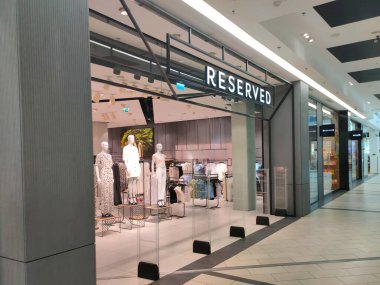 Krakow, Polonya - 21 Mayıs 2023: Krakow 'daki en büyük ve en modern alışveriş merkezlerinden biri olan Galeria Bronowice alışveriş merkezinin içi.
