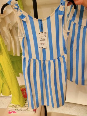 Barselona, İspanya - 25 Mayıs 2023: İspanyol markası Zara. İspanya 'nın merkezindeki Zara sancak gemisi mağazasının camında bir logo var. Çocuklar için Zara mağazasının içi.