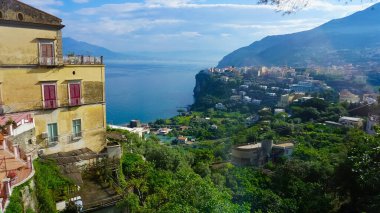 İtalya 'daki Vico Equence' den güzel güneşli manzara