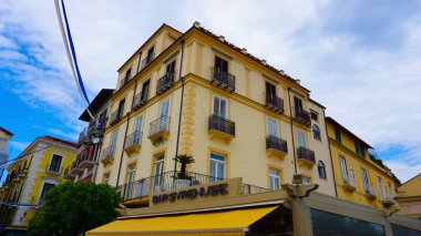 Sorrento, İtalya - 27 Mayıs 2023: İtalya 'nın tarihi Sorrento merkezinin sokaklarındaki eski binalar