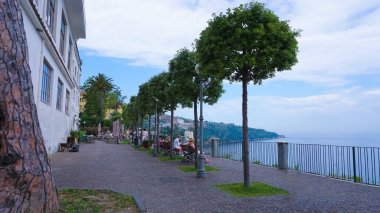 Sorrento, İtalya - 27 Mayıs 2023: İtalya 'daki Amalfi Sahili, Sorrento' nun panoramik manzaralı seti boyunca yürüyen insanlar