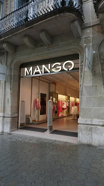 Barcelona, İspanya - 25 Mayıs 2023: Mango mağazası veya alışveriş merkezi - İspanya 'nın Barcelona şehrinde bir moda markası.