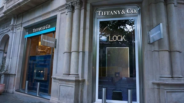 Barselona, İspanya - 25 Mayıs 2023: Tiffany and Co. mağazasının önünde. Tiffany Şirketi bir Amerikan lüks mücevher ve özel perakendecisi..