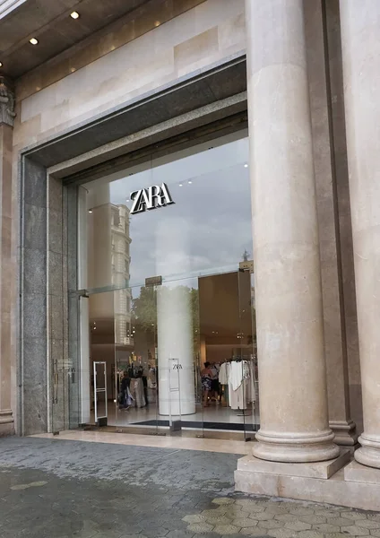 Барселона Испания Мая 2023 Года Испанский Бренд Zara Логотип Окне — стоковое фото