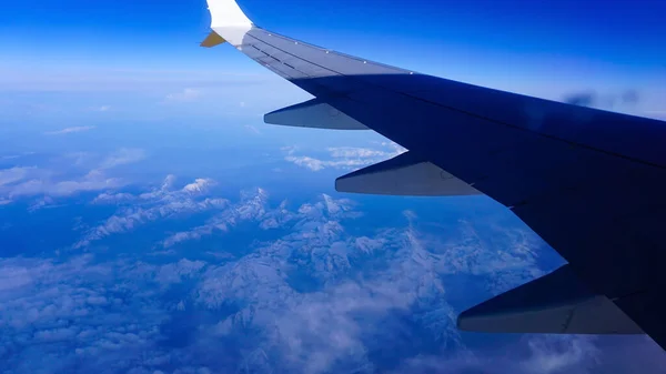 Voando Sobre Montanhas Cobertas Neve Alpes Suíços Vista Asa Avião — Fotografia de Stock