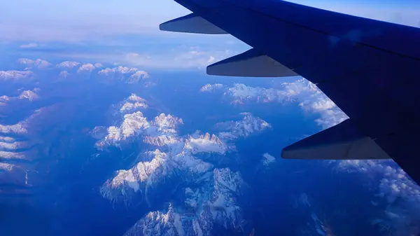 눈덮인 스위스 알프스 상공을 날면서 비행기 날개가 보인다 비행기 — 스톡 사진