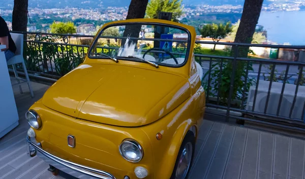 Сорренто Италия Мая 2023 Года Старый Маленький Желтый Ретро Автомобиль — стоковое фото