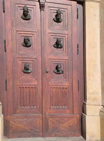 Teste Bronzo Sulla Porta Dei Mariacki Chiesa Santa Maria Cracovia — Foto Stock
