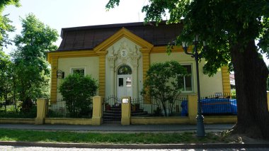 Rzeszow, Polonya - 31 Mayıs 2023: Lubomirski Kalesi ve Yaz Sarayı yakınlarındaki Aleja Pod Kasztanami 'de güzel bir sanat eseri villası. 19. ve 20. yüzyılda kurulmuş..