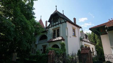 Rzeszow, Polonya - 31 Mayıs 2023: Lubomirski Kalesi ve Yaz Sarayı yakınlarındaki Aleja Pod Kasztanami 'de güzel bir sanat eseri villası. 19. ve 20. yüzyılda kurulmuş..