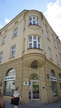 Rzeszow, Polonya - 31 Mayıs 2023: Güneşli bir günde eski Rzeszow kasabasındaki eski binalar