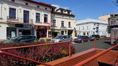 Rzeszow, Polonya - 31 Mayıs 2023: Güneşli bir günde eski Rzeszow kasabasındaki Pazar meydanı yakınlarındaki eski binalar