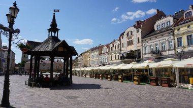 Rzeszow, Polonya - 31 Mayıs 2023: İnsanlar güneşli bir günde eski Rzeszow kasabasındaki Pazar meydanına gidiyorlar