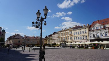Rzeszow, Polonya - 31 Mayıs 2023: İnsanlar güneşli bir günde eski Rzeszow kasabasındaki Pazar meydanına gidiyorlar